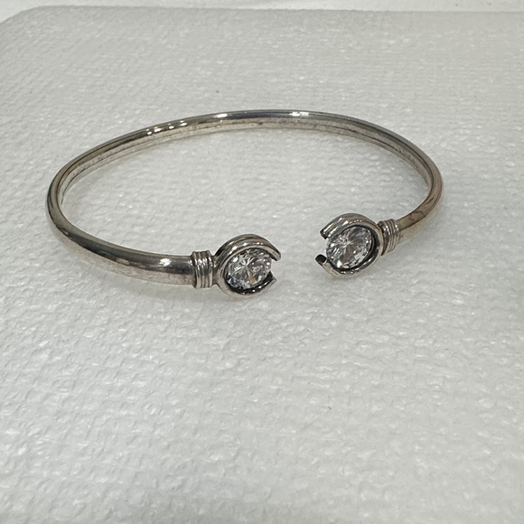 Jewelry - ❤️ 5/$25 Elegant Silver Bangle Bracelet